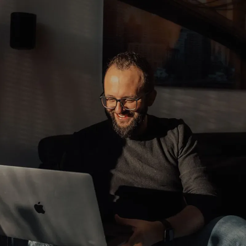 Cursist volgt auto theorie mondeling via online les op laptop