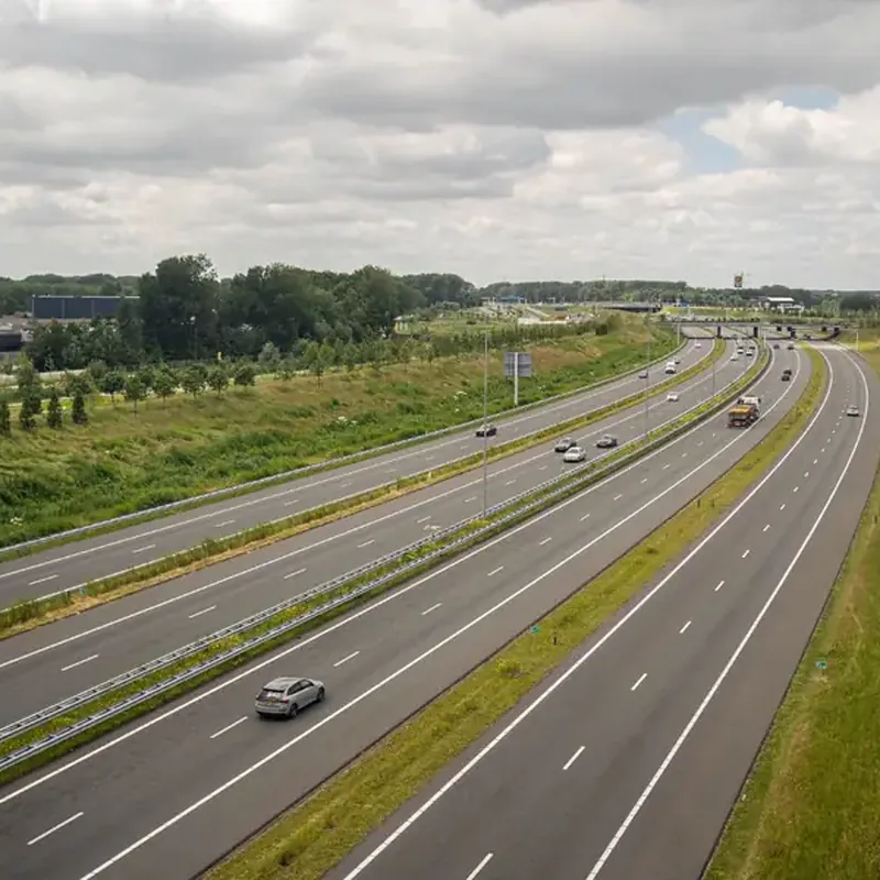 Overzichtelijke snelweg, symbool voor duidelijke verkeersregels bij auto theorie voor moeilijk lerende