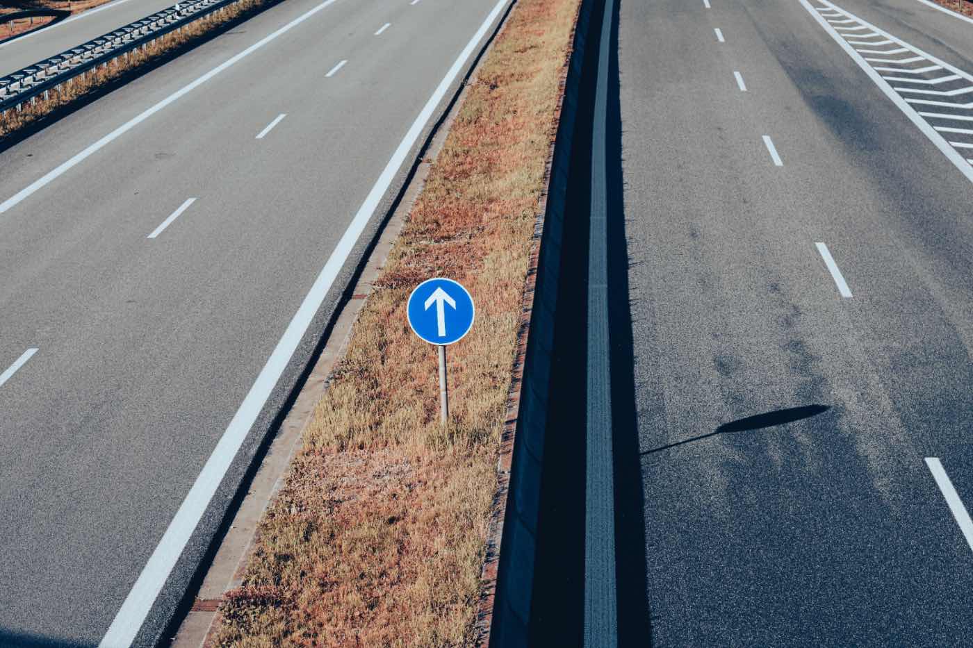 Twee routes naar hetzelfde doel, symbool voor dyslexie theorie examen opties